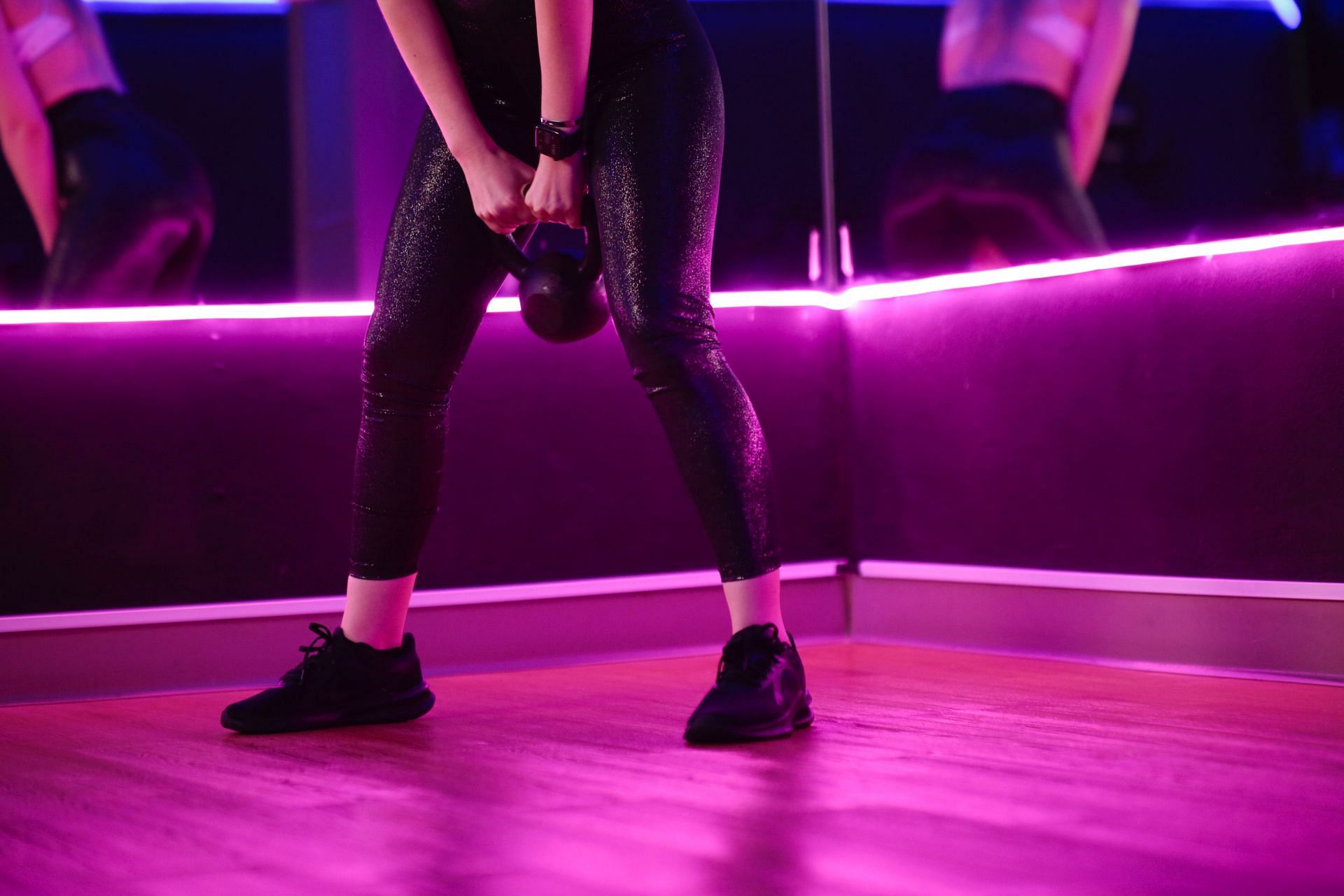 Engage the glutes, quads, and hips. (Image via Unsplash /Eduardo Cano)